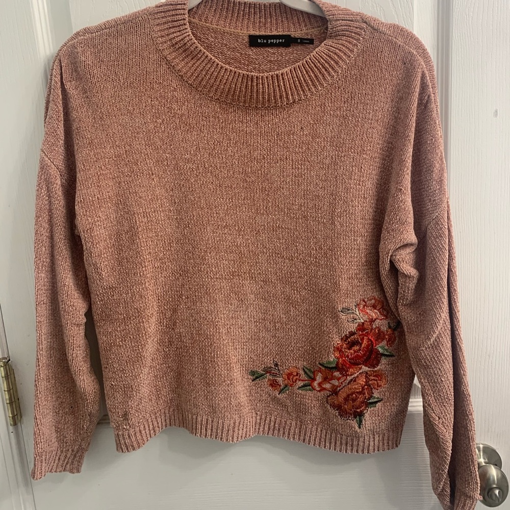 Mauve crew neck sweater with floral pattern